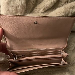 Michael Kors Bags - Michael Kors Wallet- NWT!! ๐ค Michael Kors Bags - Michael Kors Wallet- NWT!! ๐ค